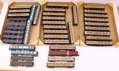 Lot 623 - Three trays containing various 00 gauge...