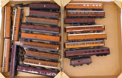 Lot 656 - Two trays containing various 00 gauge...