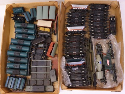 Lot 604 - Two trays containing various 00 gauge wagons...