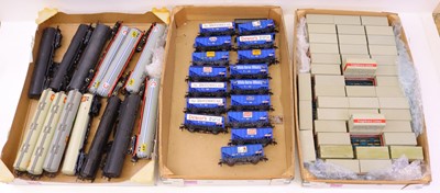 Lot 671 - Three trays containing various 00 gauge wagons,...