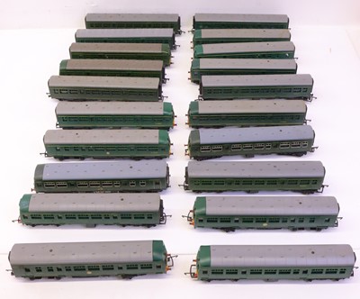 Lot 621 - One tray containing various Triang Hornby DMUs,...