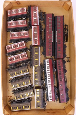 Lot 620 - Three trays containing various 00 gauge wagons...