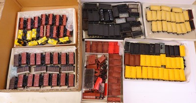 Lot 619 - One tray containing various 00 gauge wagons to...