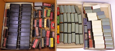 Lot 618 - One tray containing various 00 gauge wagons to...