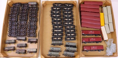 Lot 606 - Three trays containing various 00 gauge wagons,...