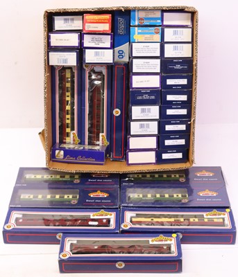 Lot 451 - A large collection of boxed 00 gauge wagons to...