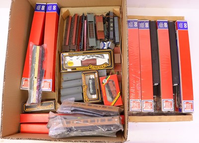 Lot 446 - One tray containing various 00 gauge rolling...