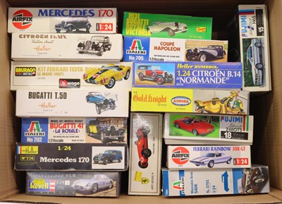 Lot 46 - Collection of mixed scale plastic and metal...
