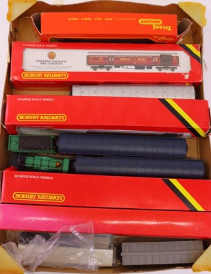 Lot 594 - One tray containing various 00 gauge rolling...