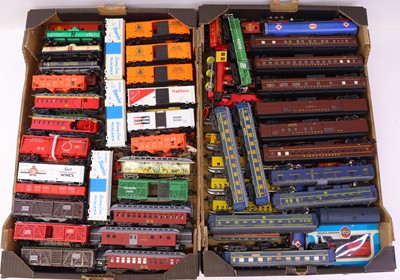 Lot 734 - Two trays containing various HO gauge American...
