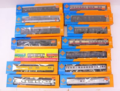 Lot 704 - Tray containing 14 various HO gauge passenger...