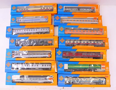 Lot 738 - One tray containing various Roco HO gauge...
