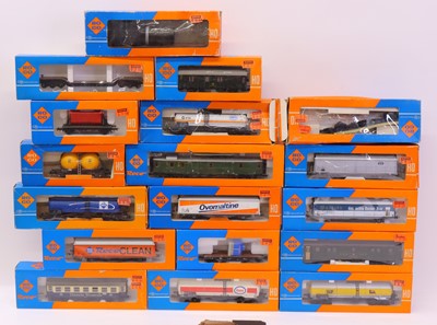 Lot 739 - One tray containing various Roco HO gauge...