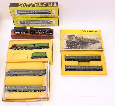 Lot 665 - A collection of 00 gauge Trix trains locos, to...
