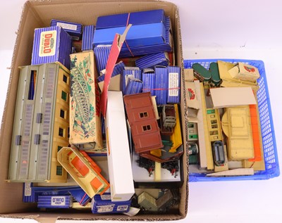 Lot 615 - Two trays containing various 00 gauge empty...