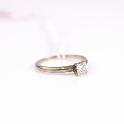 Lot 313 - An 18ct white gold diamond solitaire ring,...