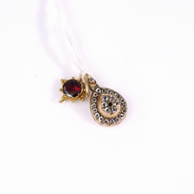 Lot 316 - A yellow metal garnet set pendant, dia 12mm,...