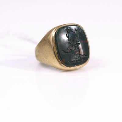 Lot 317 - A gents 9ct gold and bloodstone set signet...