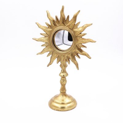 Lot 105 - A reproduction gilt framed table-top mirror,...