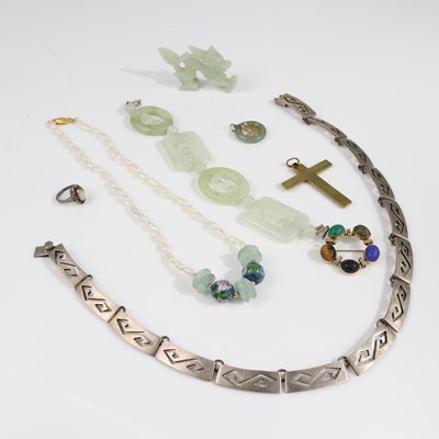 Lot 348 - Assorted costume jewellery to include modern...