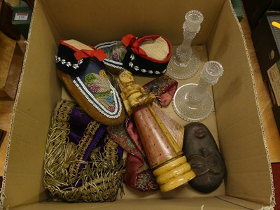 Lot 140 - A collection of items, to include a purple...