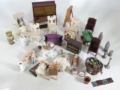 Lot 219 - A collection of dolls house furniture to...