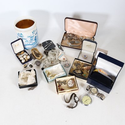 Lot 266 - A collection of jewellery to include silver...
