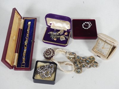 Lot 271 - A collection of jewellery to include a white...