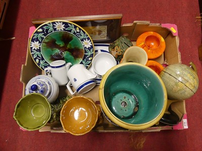 Lot 175 - A collection of ceramics and glass, to include...