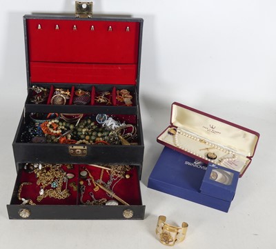 Lot 280 - A collection of jewellery to include a yellow...