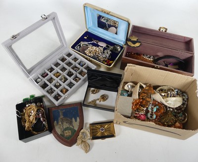 Lot 281 - A collection of jewellery to include simulated...