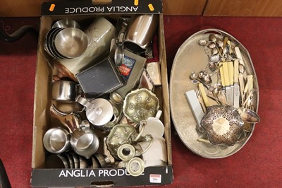 Lot 286 - A collection of metalware, to include a silver-...