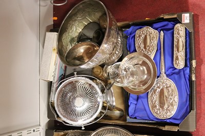 Lot 292 - A collection of metalware, to include a...