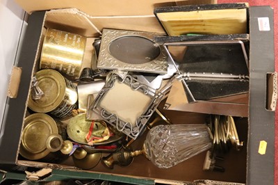 Lot 296 - A collection of metalware, to include three...