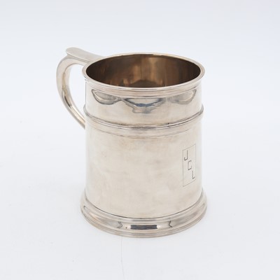 Lot 76 - A George V silver tankard, of slightly...
