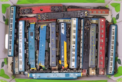 Lot 666 - One tray containing various 00 gauge rolling...