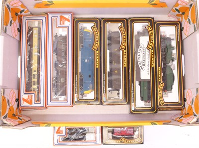 Lot 668 - One tray of 00 gauge locos and wagons to...