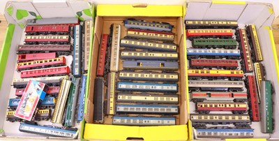 Lot 700 - Three trays containing various 00 gauge...