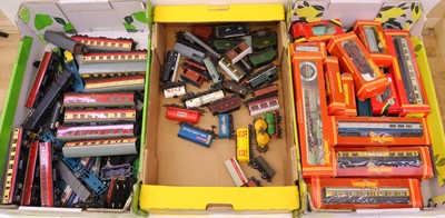 Lot 611 - Three trays containing various 00 gauge...