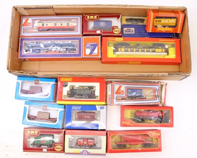 Lot 590 - One tray containing various 00 gauge rolling...