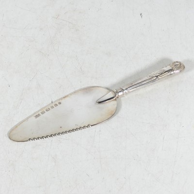 Lot 268 - A contemporary silver cake slice, in the Kings...