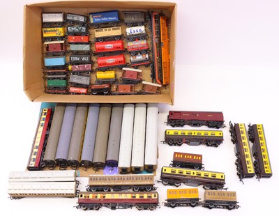 Lot 633 - Tray containing unboxed wagons & coaches,...