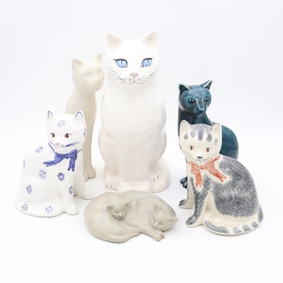 Lot 20 - A collection of ceramic cat ornaments, to...