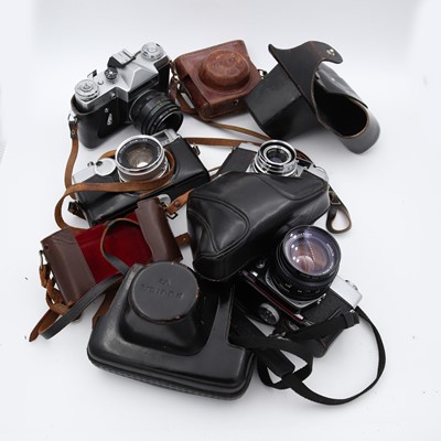 Lot 129 - A collection of cameras, to include a Minolta...