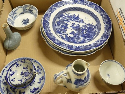 Lot 139 - A collection of Chinese ceramics, to include...