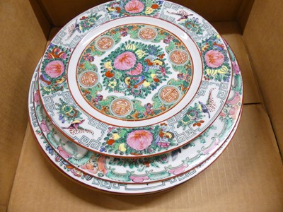 Lot 141 - A collection of reproduction Chinese porcelain...