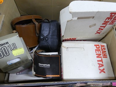 Lot 169 - A collection of cameras, to include a Pentax...