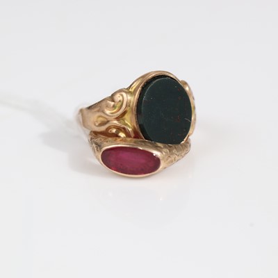 Lot 325 - A gent's 9ct gold and bloodstone set signet...
