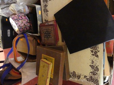 Lot 204 - A collection of vintage games, dominoes, ludo,...