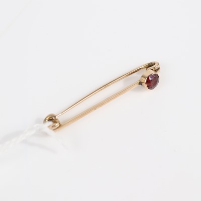 Lot 341 - A 9ct gold garnet set safety pin bar brooch, 4....